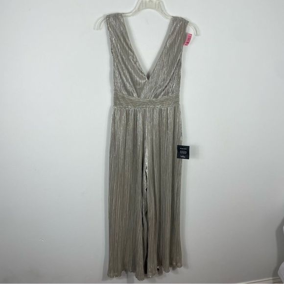 Silver Pleated Metallic V-neck Jumpsuit - Picture 3 of 12